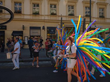 Prag, Çek Cumhuriyeti - 12 Ağustos 2023: Prag Onur Festivali Geçidi. Gey gururu sırasında renkli balonları olan kadınlar ve erkekler müzik enstrümanları çalıyor
