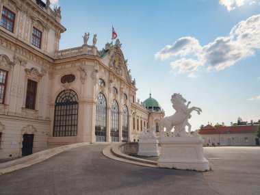 Wien, Avusturya - 28 Temmuz 2023: güneşli yaz gününde Belvedere Sarayı. Barok, Aşağı Belvedere 'in heykelleri ve levrekleriyle dolu güzel bir cephe..