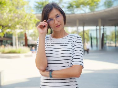 Viyana 'daki modern şehir mimarisinin arka planındaki Asyalı kadın. Düşünceli kadın hippi modern Viyana şehrinin manzarasına hayran.