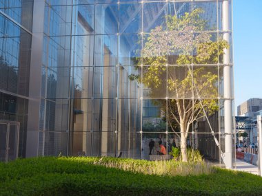 Abu Dabi, BAE - 11 Ocak 2024: El-Maryah Adası 'ndaki Abu Dabi Global Market' te binalar ve detaylar, kamusal alanlar. Abu-Dabi 'nin finans merkezi.