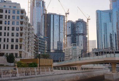 Abu Dabi, BAE - 11 Ocak 2024: El Reem Adası 'nda altyapısı ve kamusal alanları olan yeni bir konut ve ofis alanı inşaatı.