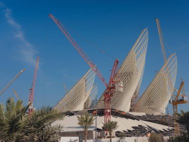 Abu Dabi, Birleşik Arap Emirlikleri - 13 Ocak 2024: Abu Dabi 'deki Saadiyat Adası Kültür Bölgesi' nde yer alan The Abrahamic Family House 'dan Zayed Ulusal Müzesi inşaatı