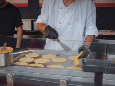 Viyana Film Festivali, Avrupa 'nın en büyük kültürü, mutfak festivali. Viyana 'nın ana meydanındaki sinema ve restoranlardan hoşlanan insanlar, belediye binasının yanındaki Rauthausplatz.