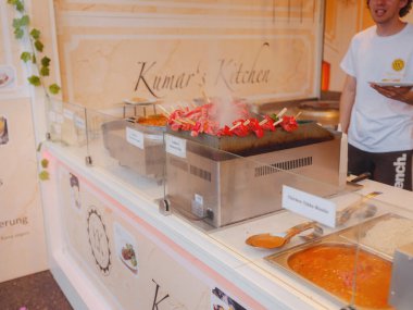 Viyana, Avusturya - 17 Temmuz 2023. Viyana Film Festivali, Avrupa 'nın en büyük kültürü, mutfak festivali. Viyana 'nın ana meydanındaki sinema ve restoranlardan hoşlanan insanlar, belediye binasının yanındaki Rauthausplatz.