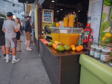 Viyana, Avusturya - 17 Temmuz 2023. Viyana Film Festivali, Avrupa 'nın en büyük kültürü, mutfak festivali. Viyana 'nın ana meydanındaki sinema ve restoranlardan hoşlanan insanlar, belediye binasının yanındaki Rauthausplatz.