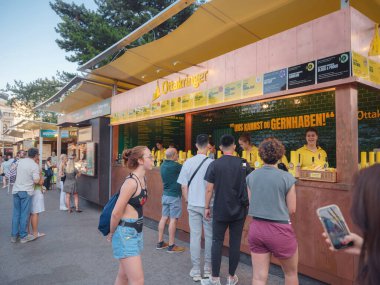 Viyana, Avusturya - 17 Temmuz 2023. Viyana Film Festivali, Avrupa 'nın en büyük kültürü, mutfak festivali. Viyana 'nın ana meydanındaki sinema ve restoranlardan hoşlanan insanlar, belediye binasının yanındaki Rauthausplatz.