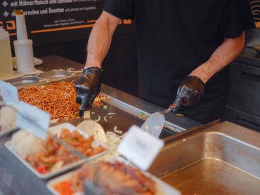 Viyana, Avusturya - 17 Temmuz 2023. Viyana Film Festivali, Avrupa 'nın en büyük kültürü, mutfak festivali. Viyana 'nın ana meydanındaki sinema ve restoranlardan hoşlanan insanlar, belediye binasının yanındaki Rauthausplatz.