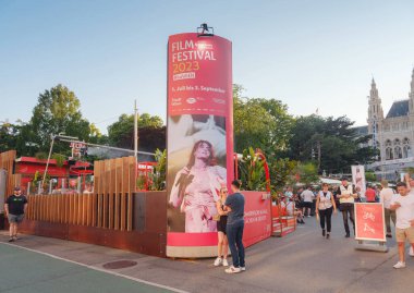 Viyana, Avusturya - 17 Temmuz 2023. Festivalin ana girişi belediye binasında. Viyana Film Festivali, Avrupa 'nın en büyük kültür ve mutfak festivali.