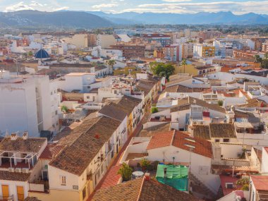 Şehir detayları, eski evlerin kil çatıları Denia, Costa Blanca, Historische Altstadt kalesinin gözlem güvertesi. Alicante Bölgesi İspanya