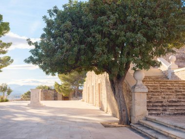 Denia, Costa Blanca, Historische Altstadt 'daki bir ortaçağ şatosunun mimari kalıntıları. Alicante Bölgesi İspanya