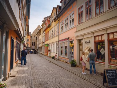 Erfurt, Almanya - 21 Mayıs 2023: Merchants Köprüsü üzerindeki ara sokak, Kraemerbruecke, Erfurt, Almanya. 1325 yılında inşa edilmiş. Alpler 'in kuzeyinde tamamen evlerle inşa edilmiş tek köprü.