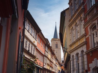 Erfurt, Almanya - 22 Mayıs 2023: Merchants Köprüsü üzerindeki ara sokak, Kraemerbruecke, Erfurt, Almanya. 1325 yılında inşa edilmiş. Alpler 'in kuzeyinde tamamen evlerle inşa edilmiş tek köprü.