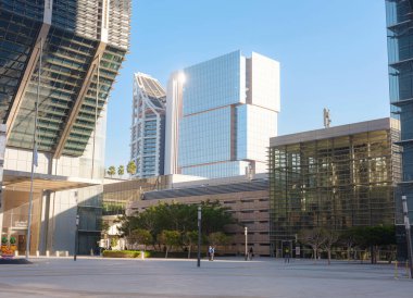 Abu Dabi, BAE - 11 Ocak 2024: El-Maryah Adası 'ndaki Abu Dabi Global Market' te binalar ve detaylar, kamusal alanlar. Abu-Dabi 'nin finans merkezi.