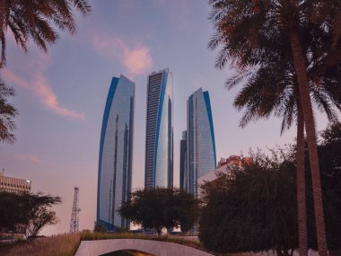 Abu Dabi, BAE - 13 Ocak 2024: Abu Dabi 'deki Kurucu Anıt ve Etihad Kuleleri. Modern mimari. Yıldızların parladığı akşam vakti.