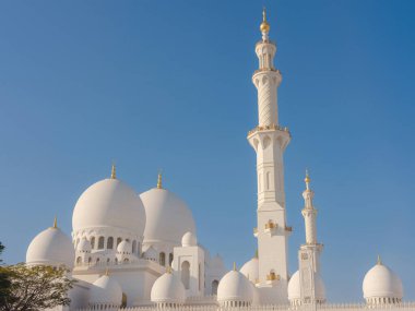 Abu Dabi, BAE - 14 Ocak 2024: Büyük Cami veya Şeyh Zayed Büyük Camii ülkenin en büyük camii, günlük, Cuma ve Kurban namazları için en önemli ibadethane. Popüler turizm merkezi