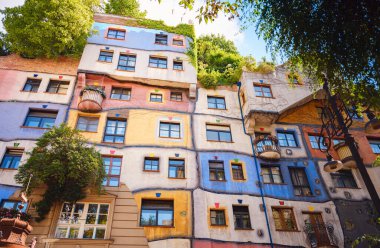 Wien, Avusturya - 28 Temmuz 2023: Hundertwasser Haus Viyana, Avusturya. Viyana şehir merkezinde bir apartmanın renkli dekore edilmiş dış görünüşü.