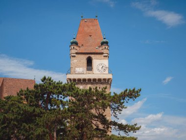 Perchtoldsdorf, Avusturya - 22 Temmuz 2023. 15. ve 16. yüzyılda inşa edilmiş müstahkem kulesi olan tarihi bir şehir. Perchtoldsdorf kasabası, Moedling bölgesi, Aşağı Avusturya.