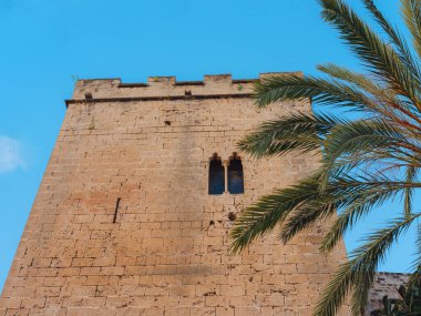 Denia, Costa Blanca, Historische Altstadt 'daki bir ortaçağ şatosunun mimari kalıntıları. Alicante Bölgesi İspanya