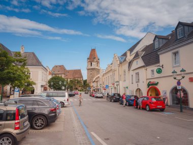 Perchtoldsdorf, Avusturya - 22 Temmuz 2023. 15. ve 16. yüzyılda inşa edilmiş müstahkem kulesi olan tarihi bir şehir. Perchtoldsdorf kasabası, Moedling bölgesi, Aşağı Avusturya.
