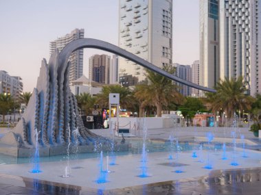 Abu Dabi, BAE - 11 Ocak 2024: Reem Central Park - Al Reem Adası 'ndaki kamusal alanlar ve alanlar