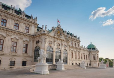 Wien, Avusturya - 28 Temmuz 2023: güneşli yaz gününde Belvedere Sarayı. Barok, Aşağı Belvedere 'in heykelleri ve levrekleriyle dolu güzel bir cephe..