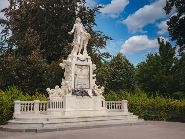 Wolfgang Amadeus Mozart heykeli Viyana Wien, Avusturya 'da güneşli yaz gününde. Burggarten 'deki anıt, halka açık park