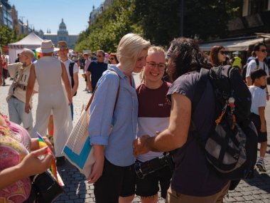 Prag, Çek Cumhuriyeti - 12 Ağustos 2023: Prag Onur Festivali Geçidi. Gökkuşağı ve diğer LGBTQ özellikleri ile parlak ve mutlu geçit ziyaretçileri