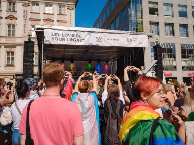 Prag, Çek Cumhuriyeti - 12 Ağustos 2023: Prag Onur Festivali Geçidi. Festivalin ana sahnesi ve seyircileri, Laura Pergolizzi veya LP sahnede