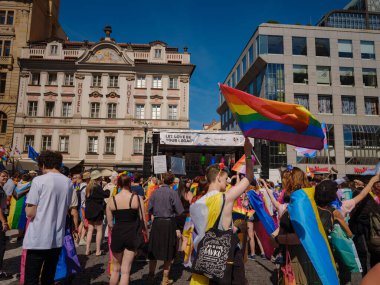 Prag, Çek Cumhuriyeti - 12 Ağustos 2023: Prag Onur Festivali Geçidi. Festivalin ana sahnesi ve seyircileri