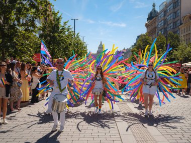 Prag, Çek Cumhuriyeti - 12 Ağustos 2023: Prag Onur Festivali Geçidi. Gey gururu sırasında renkli balonları olan kadınlar ve erkekler müzik enstrümanları çalıyor