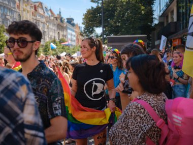 Prag, Çek Cumhuriyeti - 12 Ağustos 2023: Prag Onur Festivali Geçidi. Gökkuşağı ve diğer LGBTQ özellikleri ile parlak ve mutlu geçit ziyaretçileri
