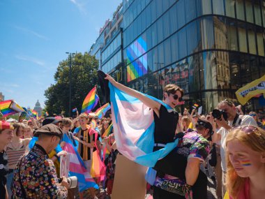 Prag, Çek Cumhuriyeti - 12 Ağustos 2023: Prag Onur Festivali Geçidi. Gökkuşağı ve diğer LGBTQ özellikleri ile parlak ve mutlu geçit ziyaretçileri, kalabalık sahnede performansı seviyor
