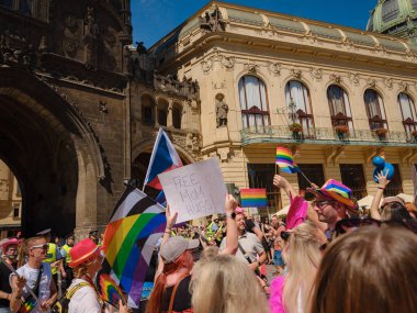 Prag, Çek Cumhuriyeti - 12 Ağustos 2023: Eski şehir merkezinde gurur ayı. Prag Onur Festivali Geçidi. Festivale farklı kostümlerle katılanlar, törenin başlangıcı
