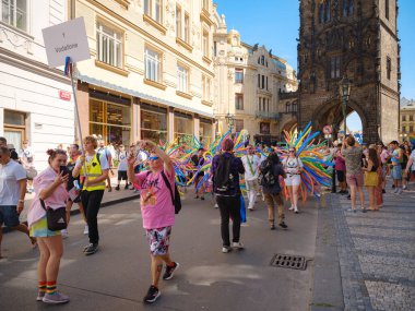 Prag, Çek Cumhuriyeti - 12 Ağustos 2023: Prag Onur Festivali Geçidi. Gey gururu sırasında renkli balonları olan kadınlar ve erkekler müzik enstrümanları çalıyor