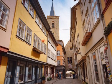 Erfurt, Almanya - 21 Mayıs 2023: Merchants Köprüsü üzerindeki ara sokak, Kraemerbruecke, Erfurt, Almanya. 1325 yılında inşa edilmiş. Alpler 'in kuzeyinde tamamen evlerle inşa edilmiş tek köprü.