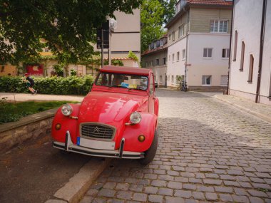 Erfurt, Almanya - 21 Mayıs 2023: Eski kentte şehir hayatı, tarihi miras.