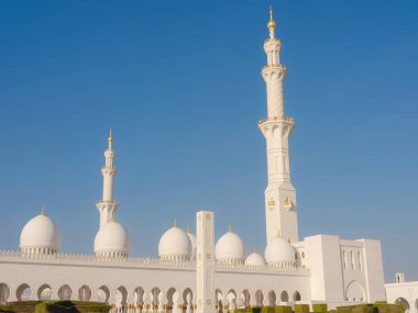 Abu Dabi, BAE - 14 Ocak 2024: Büyük Cami veya Şeyh Zayed Büyük Camii ülkenin en büyük camii, günlük, Cuma ve Kurban namazları için en önemli ibadethane. Popüler turizm merkezi