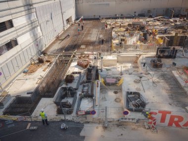 Viyana, Avusturya - 27 Temmuz 2023: Avusturya Merkezi ve BM binası yakınlarındaki alanlardan birinde inşaatçılarla birlikte inşaat sahası