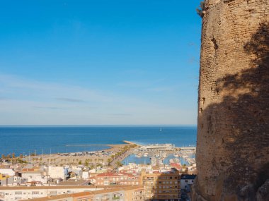 Denia, Costa Blanca, Historische Altstadt 'daki bir ortaçağ şatosunun mimari kalıntıları. Alicante Bölgesi İspanya