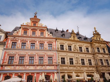 Erfurt, Almanya - 21 Mayıs 2023: Benediktsplac Meydanı ve şehir merkezindeki binalar, tarihi miras.