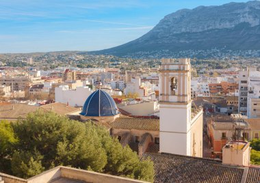 İspanya 'daki Costa Blanca Denia Kilisesi. Denia, Historische Altstadt. İspanya 'nın Alicante ili