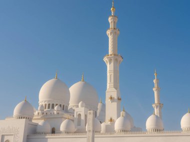 Abu Dabi, BAE - 14 Ocak 2024: Büyük Cami veya Şeyh Zayed Büyük Camii ülkenin en büyük camii, günlük, Cuma ve Kurban namazları için en önemli ibadethane. Popüler turizm merkezi