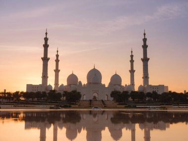 Abu Dabi, BAE - 14 Ocak 2024: Büyük Cami veya Şeyh Zayed Büyük Camii ülkenin en büyük camii, günlük, Cuma ve Kurban namazları için en önemli ibadethane. Popüler turizm merkezi