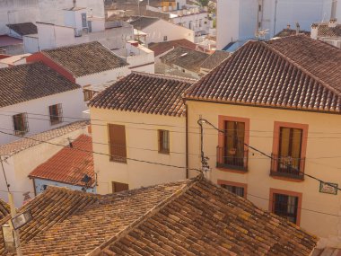 Şehir detayları, eski evlerin kil çatıları Denia, Costa Blanca, Historische Altstadt kalesinin gözlem güvertesi. Alicante Bölgesi İspanya