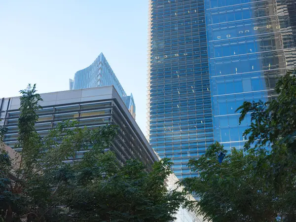 Abu Dabi, BAE - 11 Ocak 2024: El-Maryah Adası 'ndaki Abu Dabi Global Market' te binalar ve detaylar, kamusal alanlar. Abu-Dabi 'nin finans merkezi.