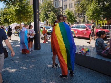 Prag, Çek Cumhuriyeti - 12 Ağustos 2023: Prag Onur Festivali Geçidi. Gökkuşağı ve diğer LGBTQ özellikleri ile parlak ve mutlu geçit ziyaretçileri