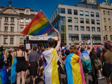 Prag, Çek Cumhuriyeti - 12 Ağustos 2023: Prag Onur Festivali Geçidi. Festivalin ana sahnesi ve seyircileri