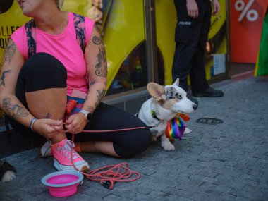 Prag, Çek Cumhuriyeti - 12 Ağustos 2023: Eski şehir merkezinde gurur ayı. Köpekli insanlar aşkı ve özgürlüğü kutluyor. LGBTQIAQ toplumuna destek, dayanışma.