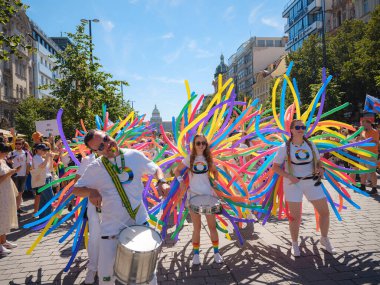 Prag, Çek Cumhuriyeti - 12 Ağustos 2023: Prag Onur Festivali Geçidi. Gey gururu sırasında renkli balonları olan kadınlar ve erkekler müzik enstrümanları çalıyor