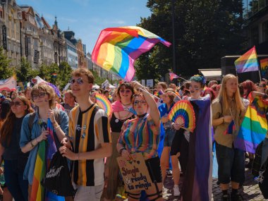 Prag, Çek Cumhuriyeti - 12 Ağustos 2023: Prag Onur Festivali Geçidi. Gökkuşağı ve diğer LGBTQ özellikleri ile parlak ve mutlu geçit ziyaretçileri